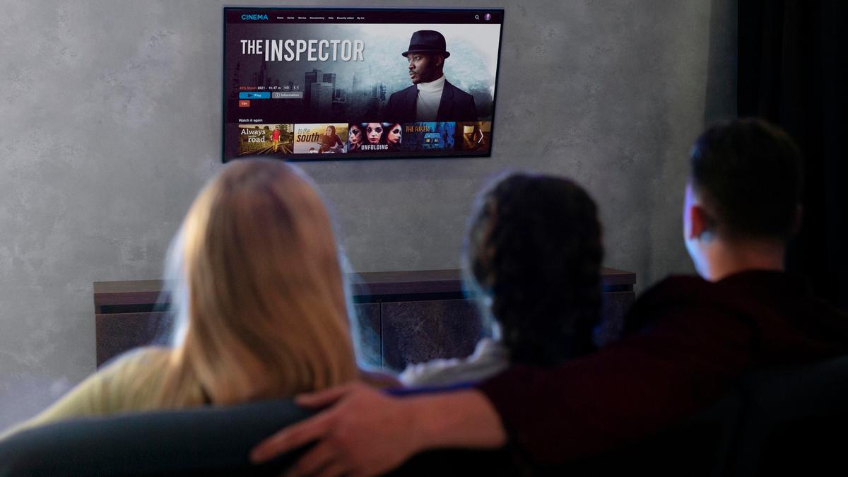 Eligiendo serie en familia. Cometar lo que ves afianza en la memoria el programa.