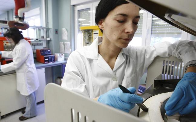 Dos investigadoras trabajan en un laboratorio de Tecnalia.