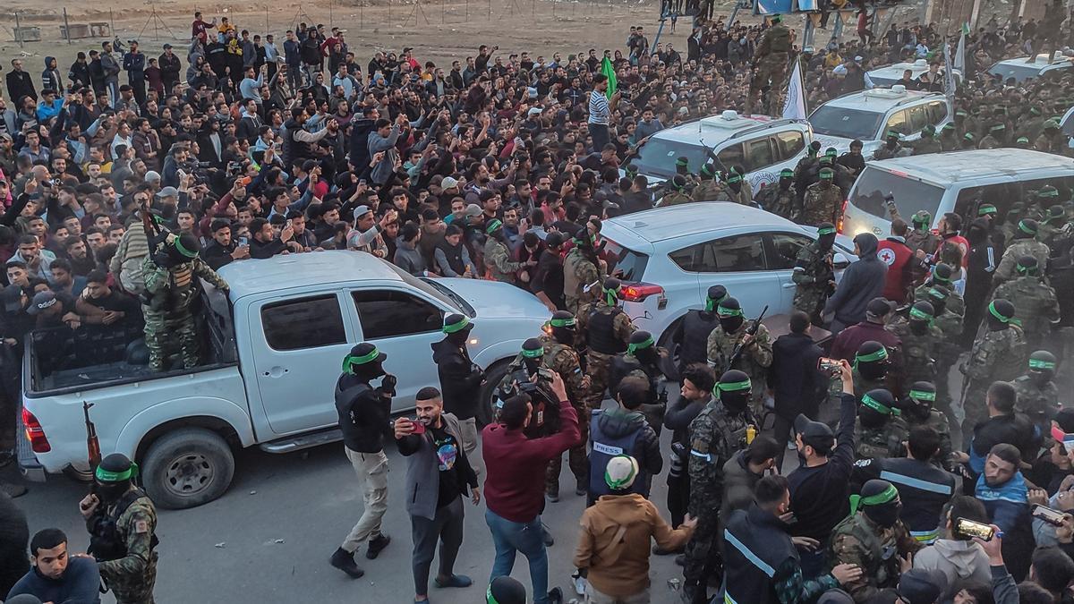 Vehículos de Hamás cerca de la plaza Saraya de la ciudad de Gaza durante el intercambio de rehenes del pasado domingo.