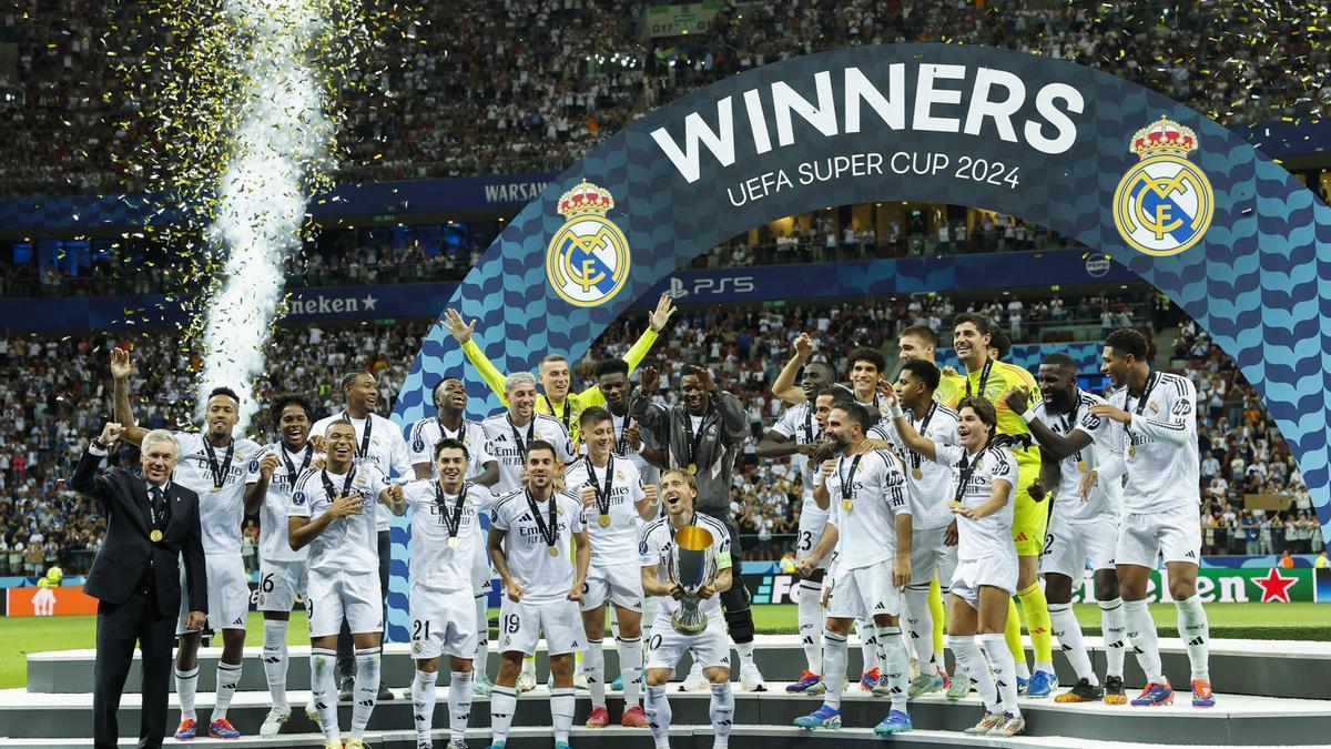 Los jugadores del Real Madrid levantan el trofeo de campeones tras la disputa de la Supercopa de Europa