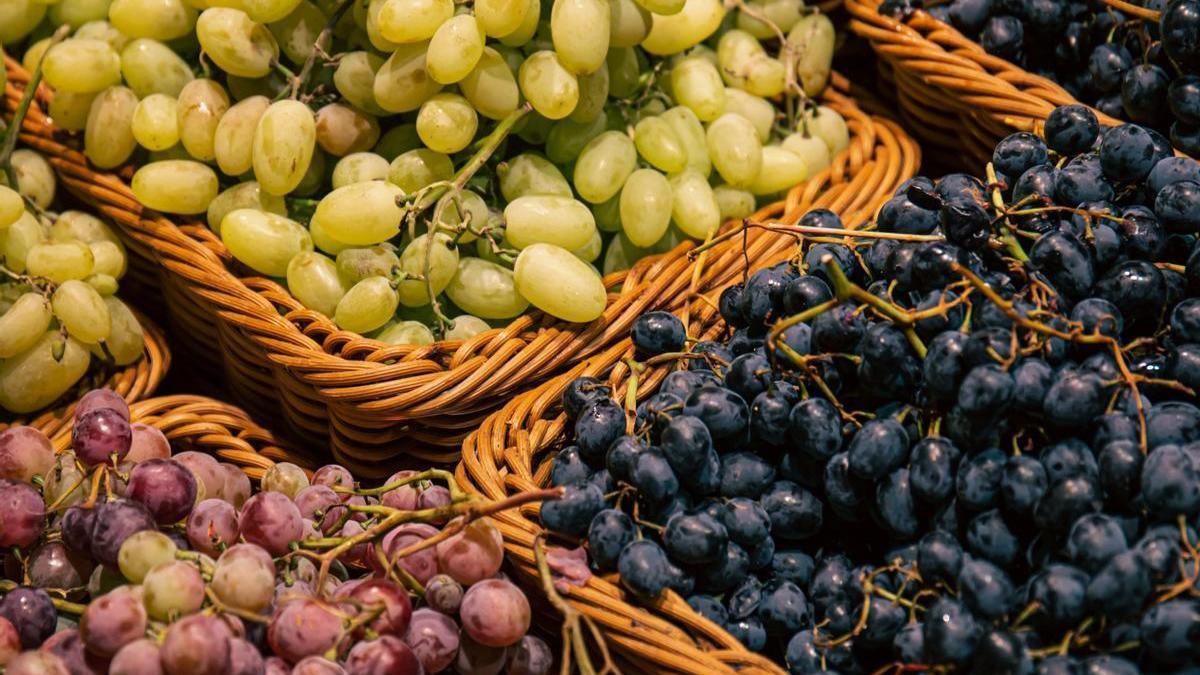 Aunque la uvas contienen antioxidantes como el resveratrol, su consumo en grandes cantidades puede desestabilizar los niveles de insulina, especialmente si se ingieren solas en el desayuno