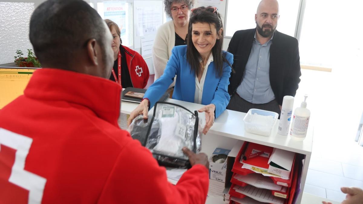 La consejera de Igualdad, Justicia y Políticas Sociales, Nerea Melgosa, charlando con un voluntario de Cruz Roja en el recurso de Irun.