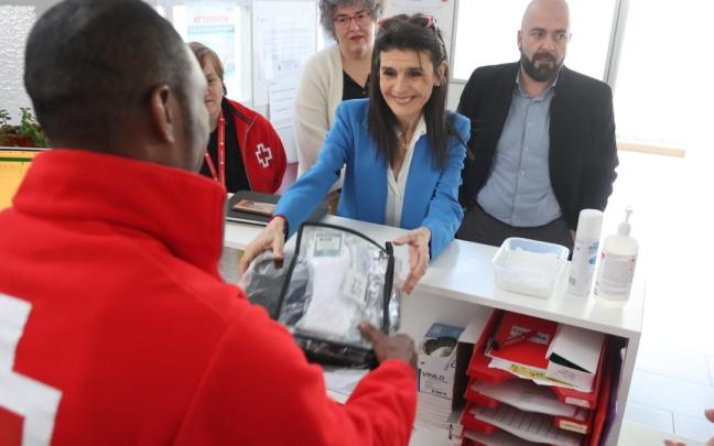 La consejera de Igualdad, Justicia y Políticas Sociales, Nerea Melgosa, charlando con un voluntario de Cruz Roja en el recurso de Irun.