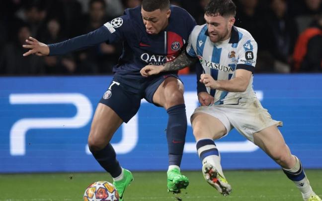 Mbappé y Galán, durante el partido de este miércoles. / CHRISTOPHE PETIT TESSON