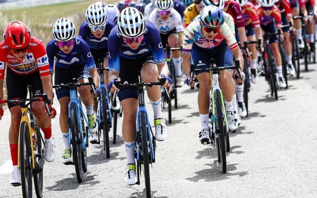 El Movistar buscó los abanicos, con la líder, Marianne Vos, siempre atenta.