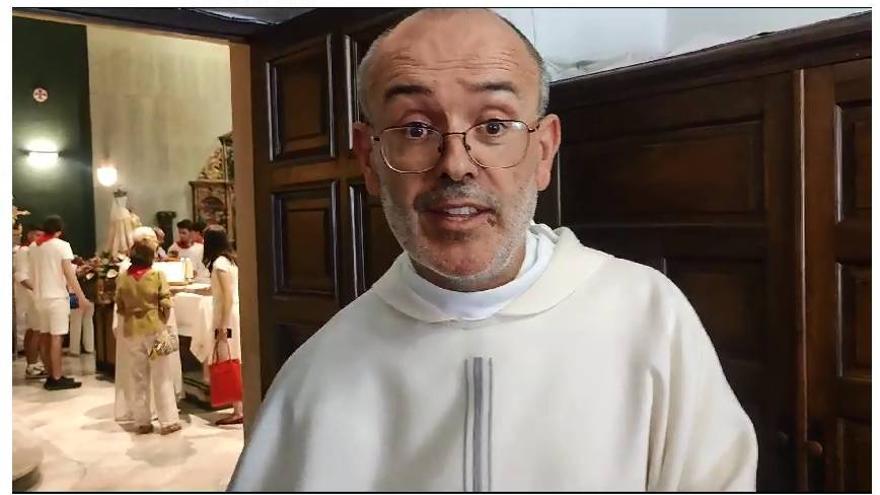 El párroco de Burlada Javier Arbilla coloca varios pañuelos en las ofrendas a la imagen de la Virgen de la Asunción