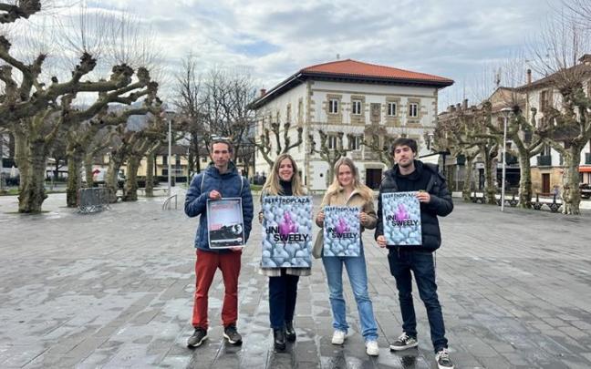 Iker Hernández, del servicio GazteARTEan Konekta, Sandra Caballero, delegada de Juventud, e Irune Muguruza e Iñigo Jiménez, de la promotora local N97. / N.G. Iker Hernández, del servicio GazteARTEan Konekta, Sandra Caballero, delegada de Juventud, e Irune Muguruza e Iñigo Jiménez, de la promotora local N97.
