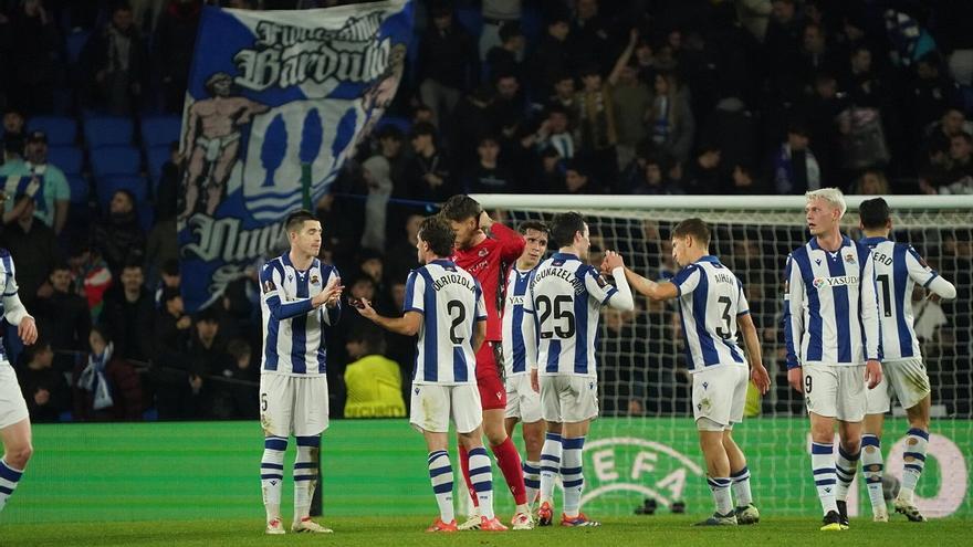 Los jugadores de la Real celebran la victoria lograda en Anoeta contra el Dinamo de Kiev. / RUBEN PLAZA