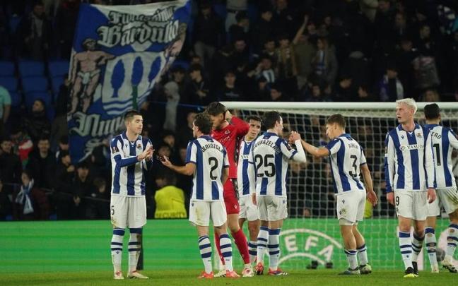 Los jugadores de la Real celebran la victoria lograda en Anoeta contra el Dinamo de Kiev. / RUBEN PLAZA