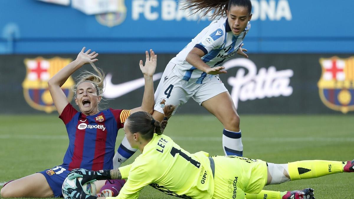 Lete se hace con el balón ante la azulgrana Alexia. / ANDREU DALMAU