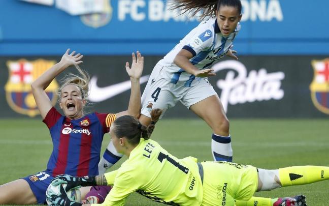 Lete se hace con el balón ante la azulgrana Alexia. / ANDREU DALMAU