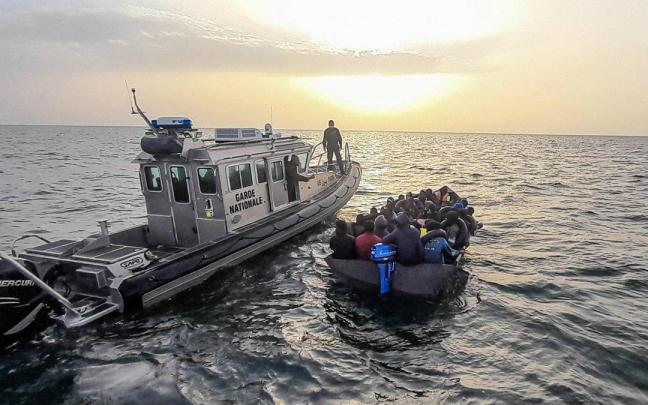 Dos migrantes fallecidos y 32 migrantes salvados en un nuevo rescate en el Mediterráneo