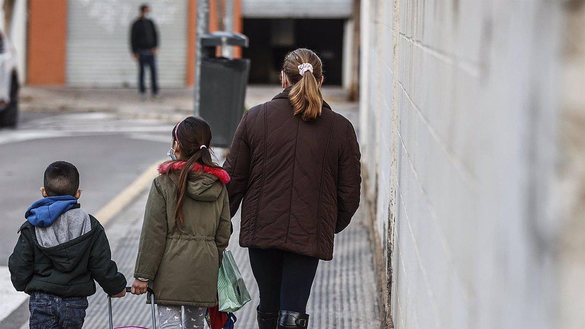 Una madre con sus dos hijos.