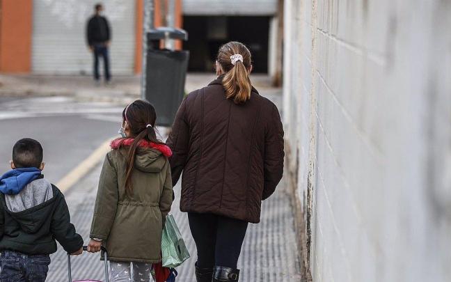Una madre con sus dos hijos.