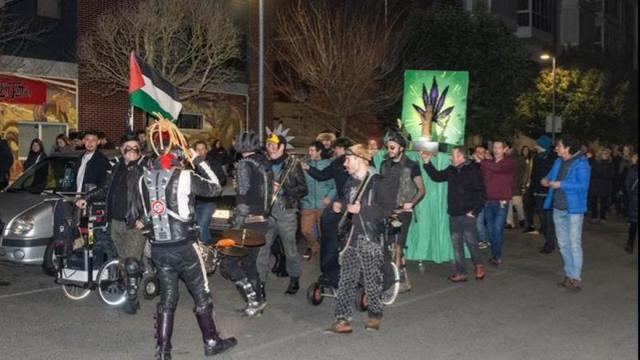 Un momento de la kalejira en la pasada edición de Kanuto Deunaren Eguna.