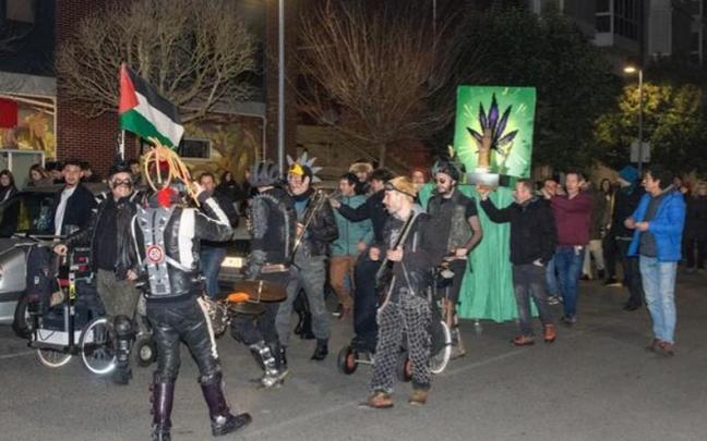 Un momento de la kalejira en la pasada edición de Kanuto Deunaren Eguna.