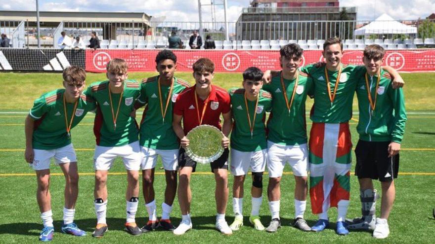 Urko, Oihan, Íñigo, Ian, Xuban, Aramburu, Eparantza y Narbarte (derecha), con la selección de Euskadi. / N.G.