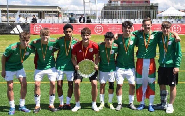 Urko, Oihan, Íñigo, Ian, Xuban, Aramburu, Eparantza y Narbarte (derecha), con la selección de Euskadi. / N.G.
