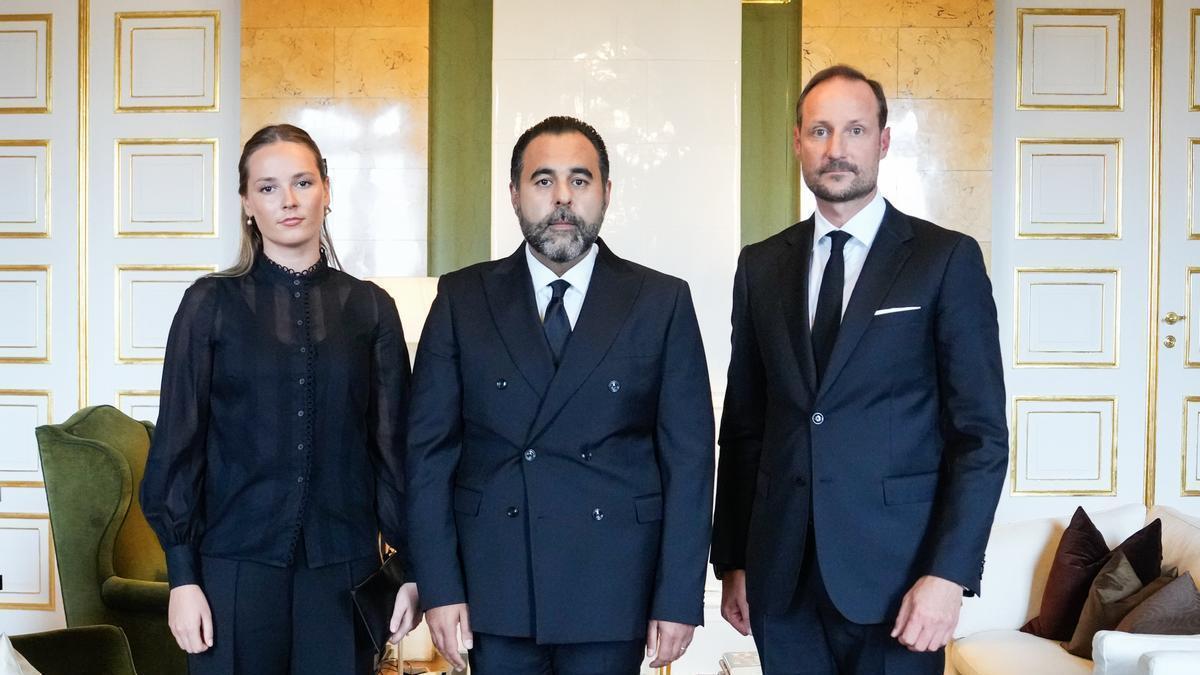 Haakon VIII y su hija, la princesa Ingrid Alexandra, en la audiencia de condolencia con presidente del Parlamento noruego, Masud Gharahkhani.