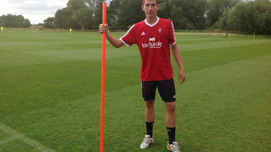 David García posa antes del entrenamiento vespertino después de debutar.