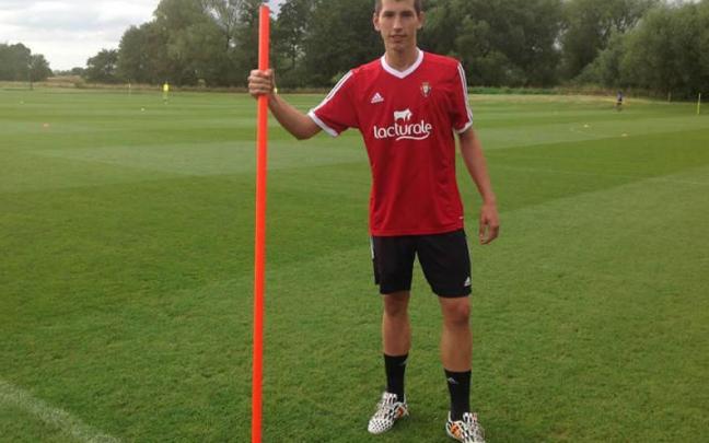 David García posa antes del entrenamiento vespertino después de debutar.