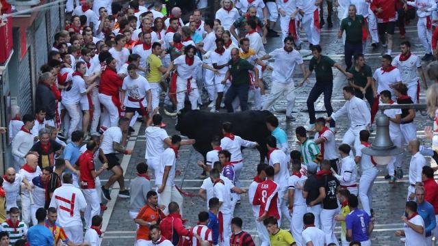 'Caminante' cumple con la fama de los temidos Cebada Gago en el segundo encierro de los sanfermines 2025.
