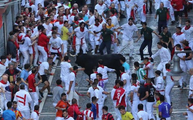 'Caminante' cumple con la fama de los temidos Cebada Gago en el segundo encierro de los sanfermines 2025.