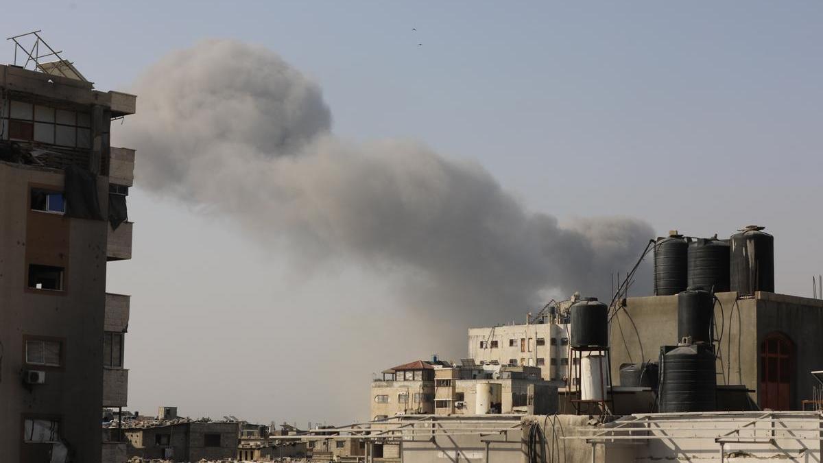 Una columna de humo emana de una vivienda en Gaza tras un ataque israelí.