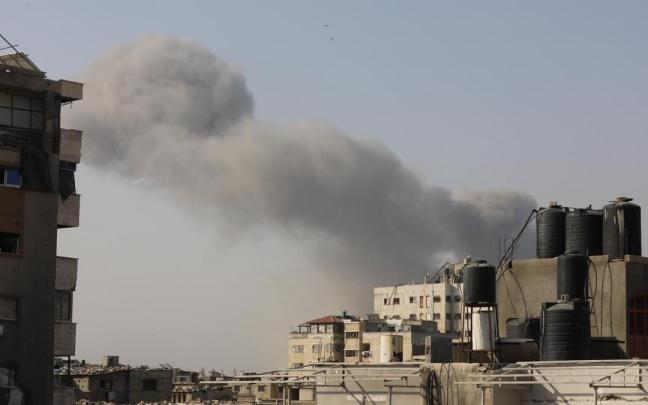 Una columna de humo emana de una vivienda en Gaza tras un ataque israelí.