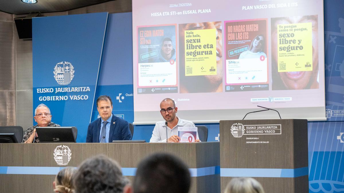 El presidente de EuskalSida, Marco Imbert, el consejero de Salud del Gobierno vasco, Alberto Martínez, y el coordinador del Plan del Sida e ITS de Osakidetza, Oskar Ayerdi, en la presentación de la Memoria 2024 del Plan vasco del Sida e Infeccio