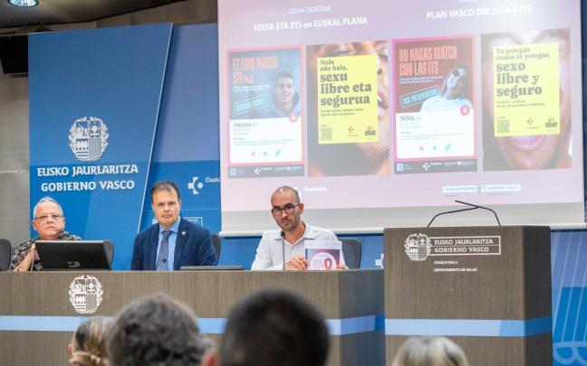 El presidente de EuskalSida, Marco Imbert, el consejero de Salud del Gobierno vasco, Alberto Martínez, y el coordinador del Plan del Sida e ITS de Osakidetza, Oskar Ayerdi, en la presentación de la Memoria 2024 del Plan vasco del Sida e Infeccio