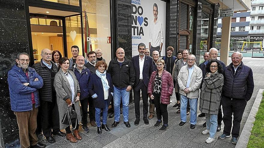 Egibar y Goia, acompañados por afiliados a las puertas del batzoki de Amara. | FOTO: N.G.