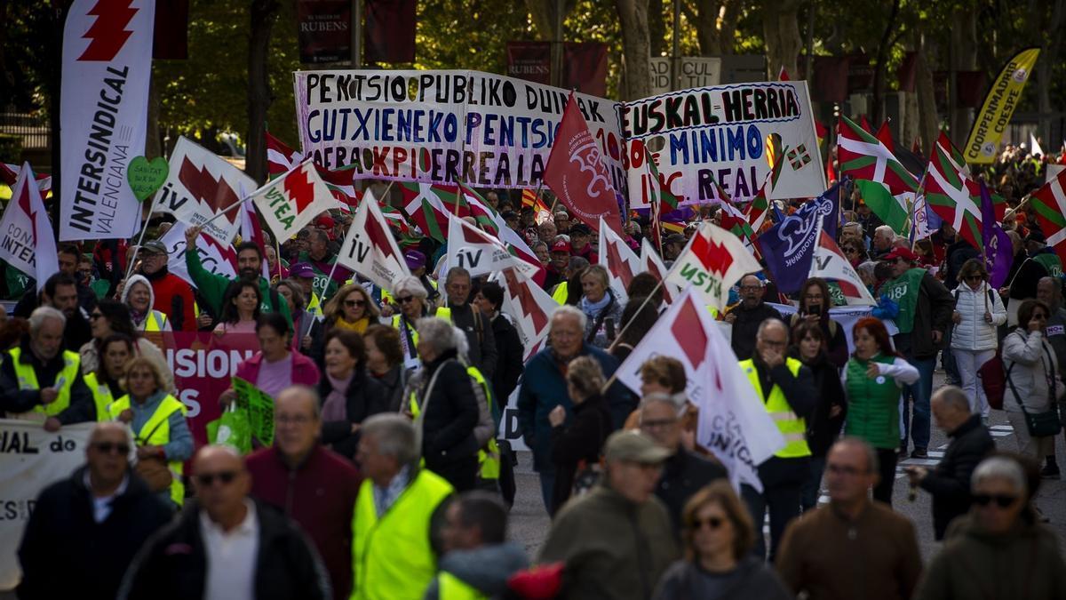 Decenas de personas en una manifestación en defensa de unas pensiones dignas en Madrid, 26 de octubre de 2024.