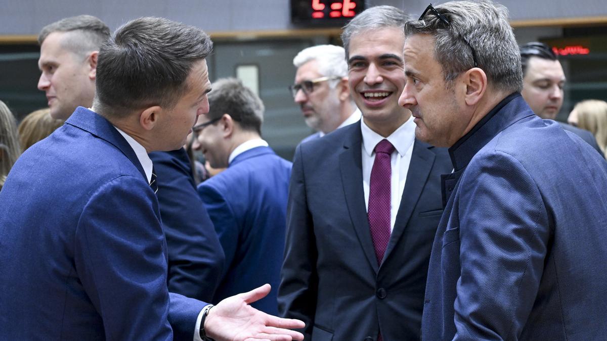 El secretario de Estado para la UE, Fernando Sampedro, conversa con otros ministros en el Consejo de Asuntos Generales de la UE en Bruselas en julio del año pasado.