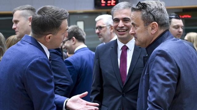 El secretario de Estado para la UE, Fernando Sampedro, conversa con otros ministros en el Consejo de Asuntos Generales de la UE en Bruselas en julio del año pasado.