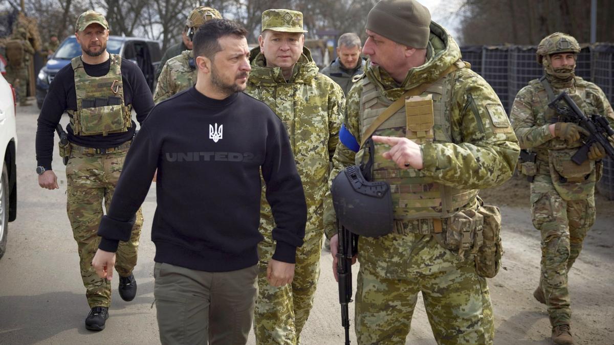 El presidente ucraniano, Volodímir Zelenski, visitó ayer a las unidades de las fuerzas ucranianas que protegen la frontera con Rusia.