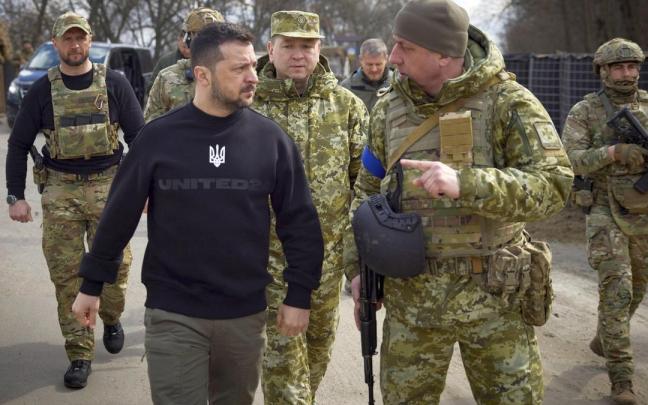 El presidente ucraniano, Volodímir Zelenski, visitó ayer a las unidades de las fuerzas ucranianas que protegen la frontera con Rusia.
