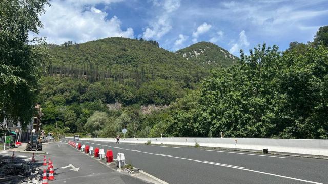 El proyecto contempla la construcción de sendas paradas, una en cada sentido de la marcha, a ambos lados de la N-634.