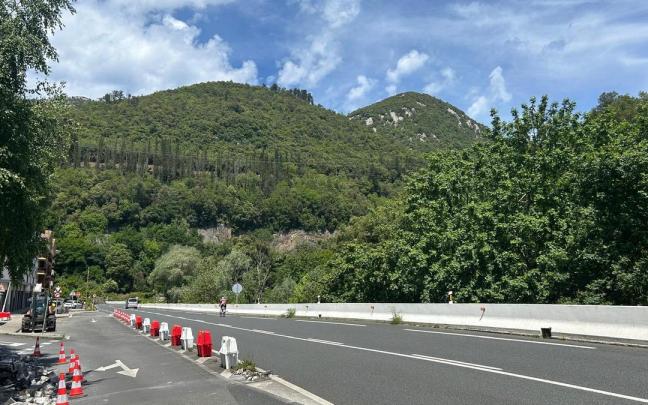 El proyecto contempla la construcción de sendas paradas, una en cada sentido de la marcha, a ambos lados de la N-634.