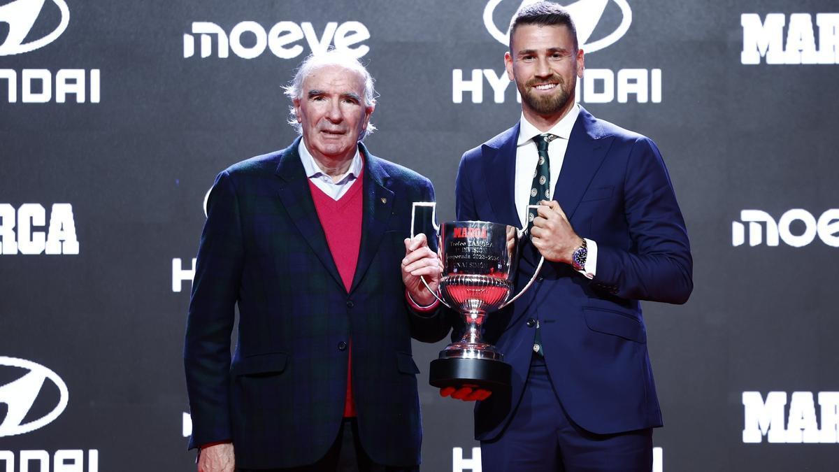 Unai Simón recibe de José Ángel Iribar el trofeo Zamora / DEIA