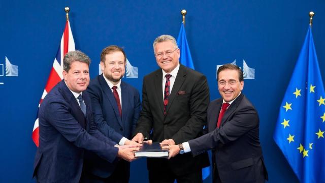 El comisario europeo de Comercio, Maroš Šefcovic (2d), y el secretario de Estado británico para Europa, Stephen Doughty (2i), rubricaron el pacto en la sede de la Comisión Europea en Bruselas.