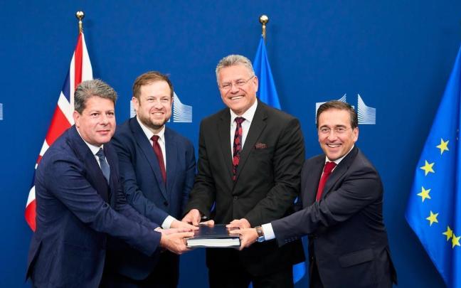 El comisario europeo de Comercio, Maroš Šefcovic (2d), y el secretario de Estado británico para Europa, Stephen Doughty (2i), rubricaron el pacto en la sede de la Comisión Europea en Bruselas.