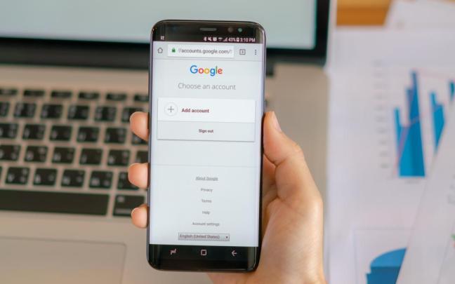 Un usuario con un móvil consulta Google.