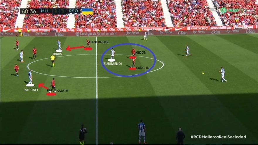 5- LA REAL, A POR EL 1-2 MIRANDO AL EXTERIOR. Con el paso de los minutos, la reacción del Mallorca a esa superioridad interior txuri-urdin consistió en ordenar a Amath y Dani Rodríguez vigilancias más intensas en los carriles de Brais y Merino... Los dos puntas, más 'estrechos'.