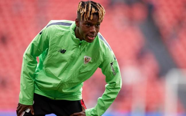 Nico Williams calienta antes del derbi