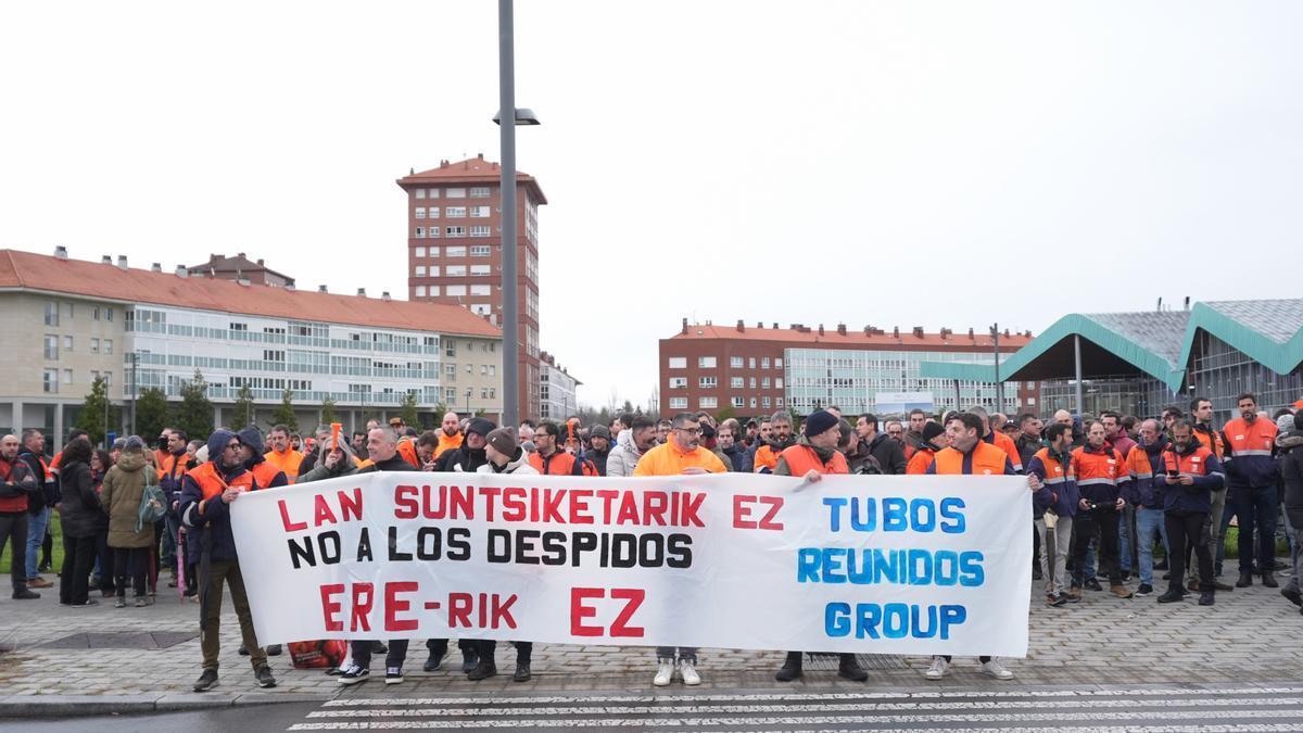 Trabajadores de la acería de Amurrio de Tubos Reunidos se manifestaban hoy en las inmediaciones de Lakua.
