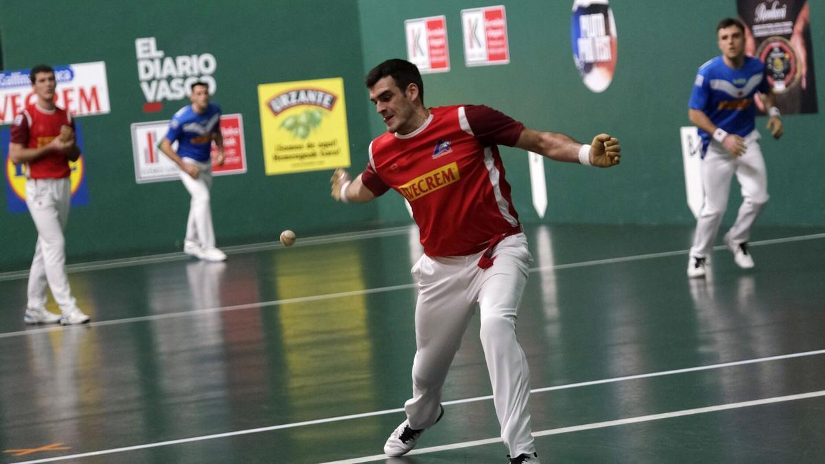 Ezkurdia y Rezusta tumban a Peña II y Albisu en la cuarta jornada del Campeonato de Parejas en el Labrit de Iruñea.