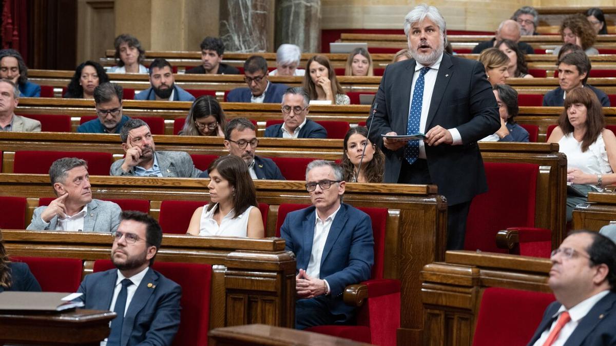 El presidente de Junts en el Parlament, Albert Batet, interviene durante el último pleno de la legislatura, en el Parlament de Catalunya, a 26 de julio de 2023.