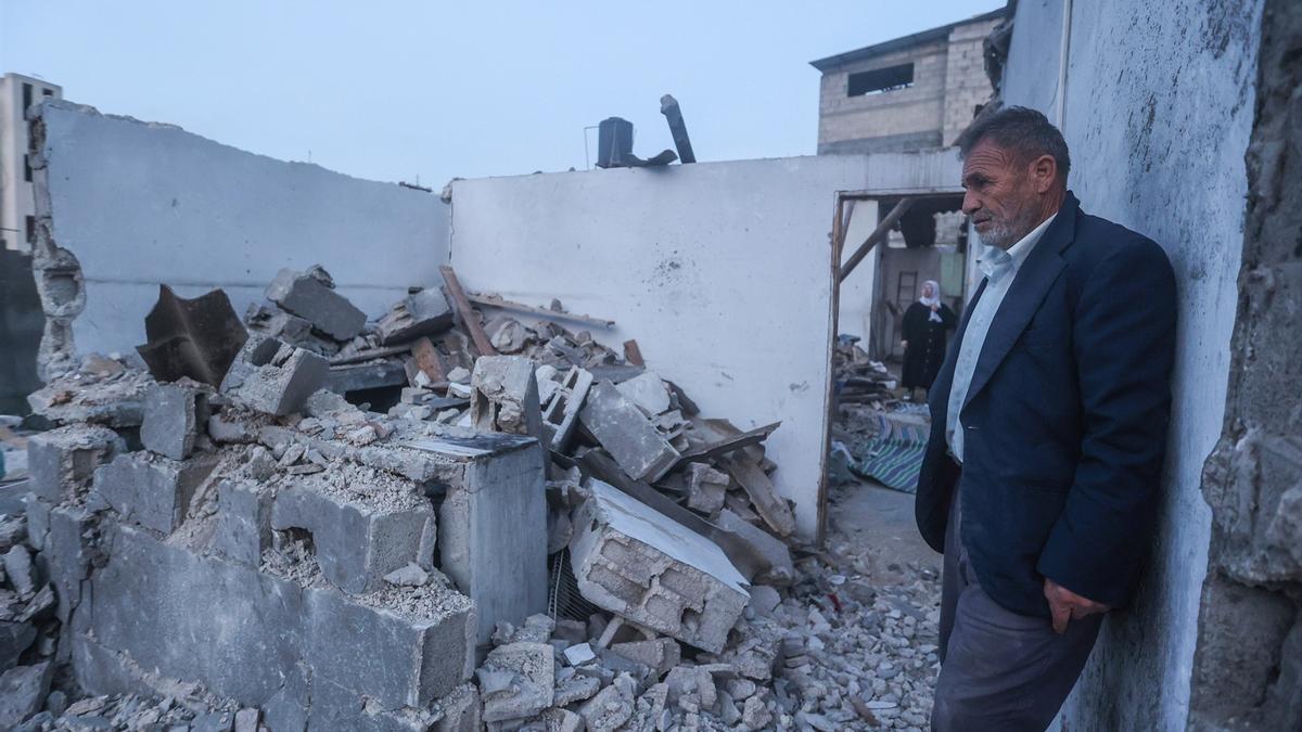 Un hombre devastado tras un bombardeo israelí en Yabalia, en el norte de la Franja de Gaza.