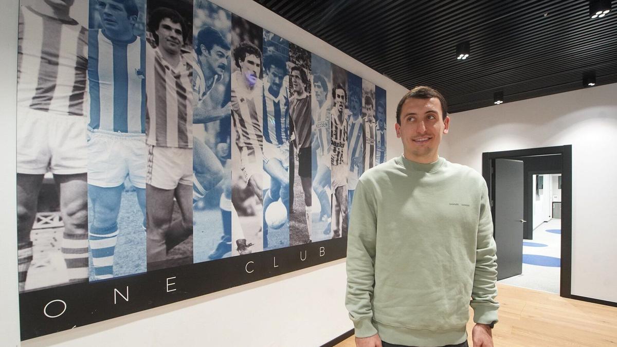 Mikel Oyarzabal posa delante del mural de los one club man de la Real. / RUBEN PLAZA